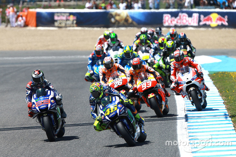 Valentino Rossi, Yamaha Factory Racing, prende il comando alla partenza