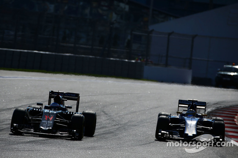 Fernando Alonso, McLaren MP4-31 y Marcus Ericsson, Sauber C35