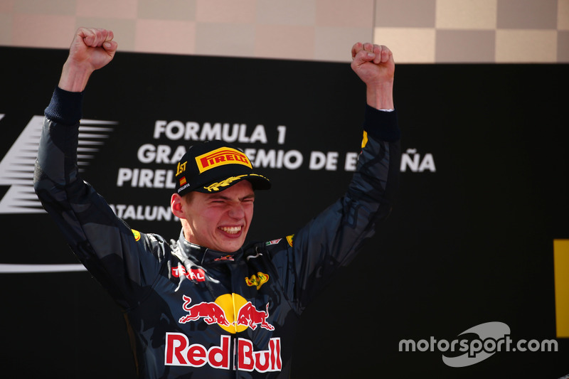 Ganador de la carrera, Max Verstappen, Red Bull Racing celebra en el podio