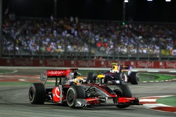 Lewis Hamilton, McLaren Mercedes devance Sebastian Vettel, Red Bull Racing