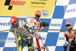 Podium: Sieger Casey Stoner, Ducati Marlboro Team; 2. Valentino Rossi, Fiat Yamaha Team; 3. Dani Ped