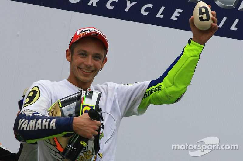 Подіум: чемпіон MotoGP 2009 року Валентино Россі, Fiat Yamaha Team