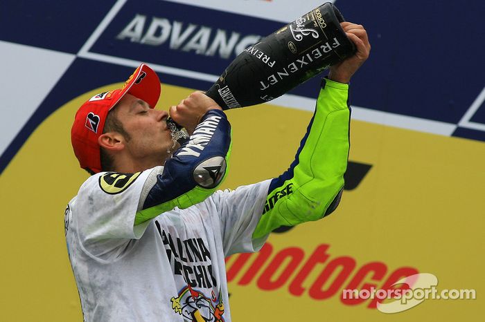 Podio: tercer lugar y Campeón 2009 de MotoGP Valentino Rossi, Fiat Yamaha Team celebra con champagne