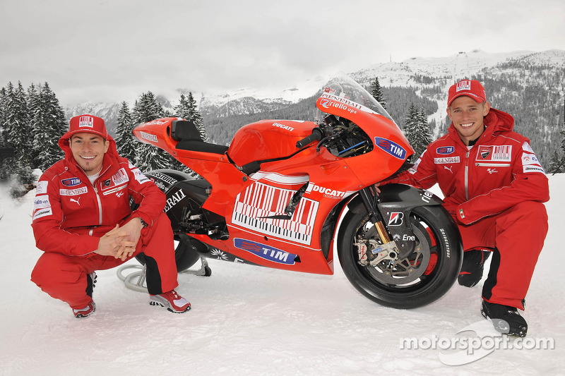 Nicky Hayden et Casey Stoner présentent la nouvelle Ducati Desmosedici GP10