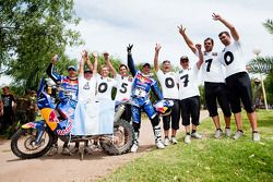 El ganador del Rally Dakar 2010 en la categoría de motocicletas, Cyril Despres festeja con su compañ