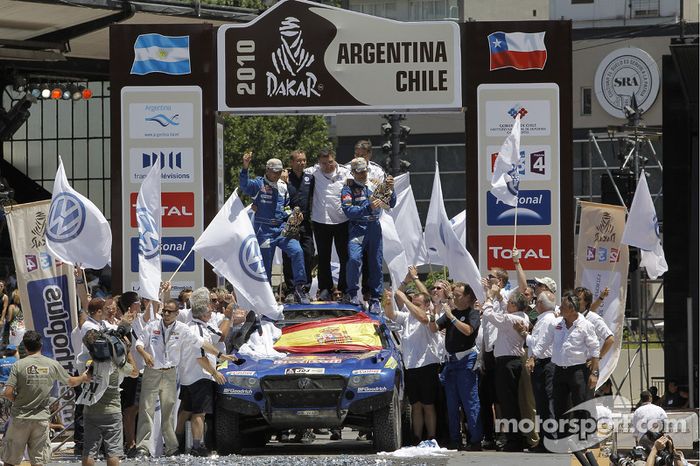 Podio de autos: los ganadores del Rally Dakar 2010 en la categoría de autos, Carlos Sainz y Lucas Cruz Senra celebran con Kris Nissen