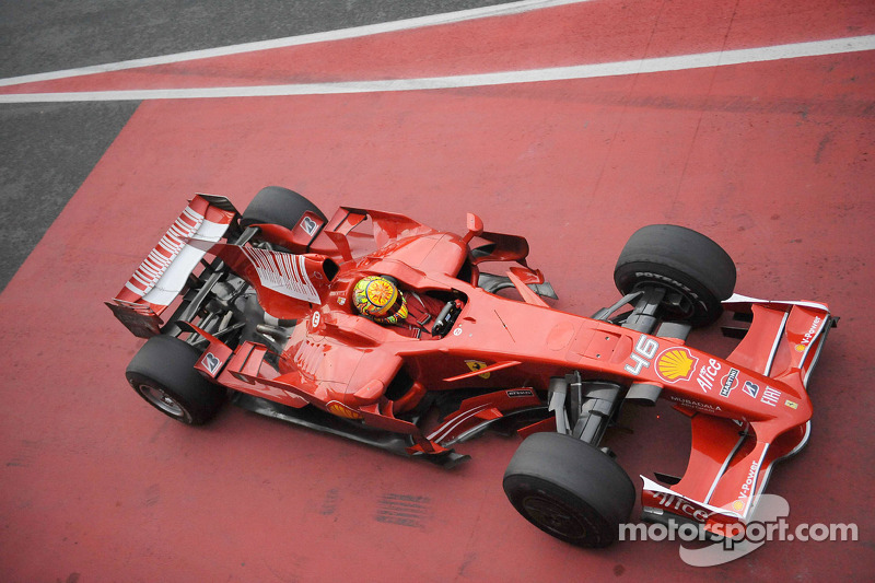 Barcelona 2010: Valentino Rossi met de Ferrari F2008