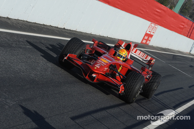 Valentino Rossi prueba el Ferrari F2008 en Barcelona