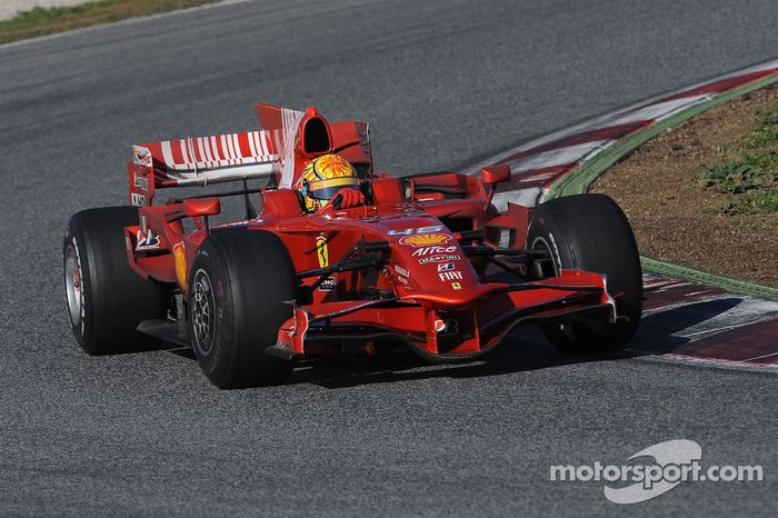 Valentino Rossi prueba el Ferrari F2008 en Barcelona