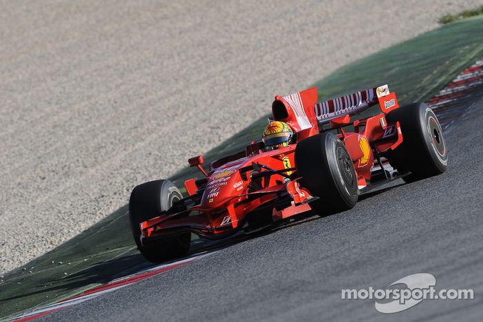 Valentino Rossi prueba el Ferrari F2008 en Barcelona