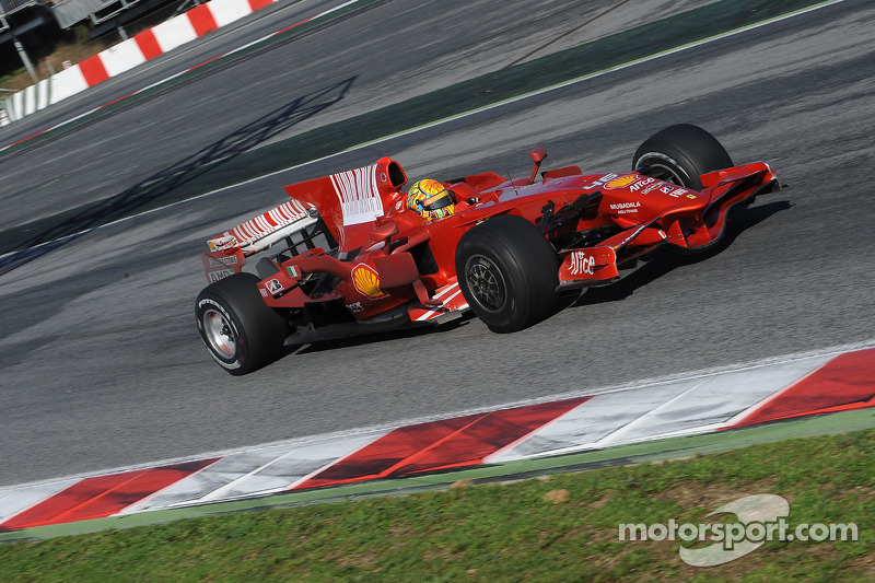 Valentino Rossi mengemudikan Ferrari F2008 di Catalunya pada 2010