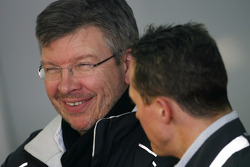 Ross Brawn, director de equipo, Mercedes GP y Michael Schumacher, Mercedes GP