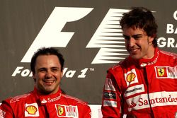 Podio: ganador de la carrera Fernando Alonso, Scuderia Ferrari, con segundo lugar Felipe Massa, Scud