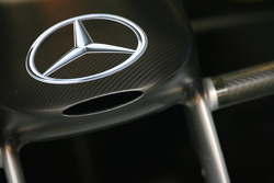 Mercedes logo et nez