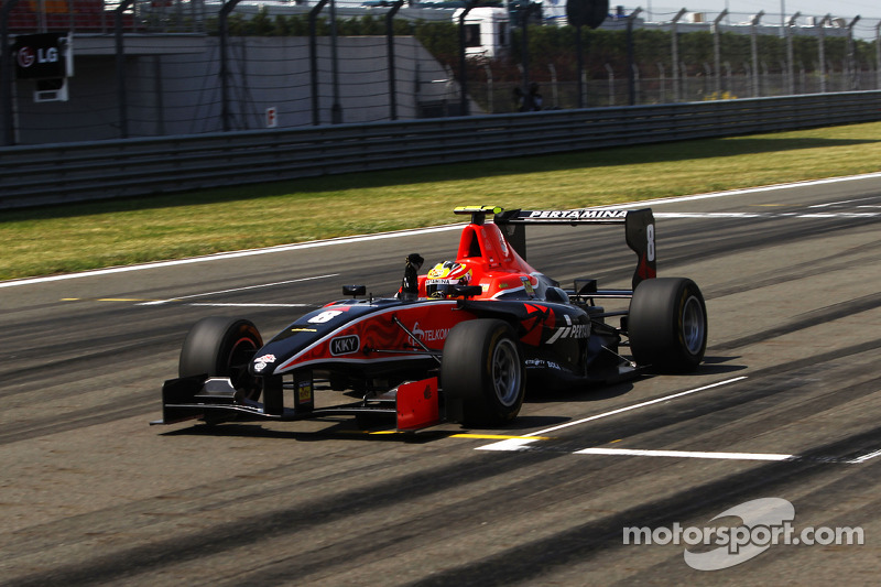 Rio Haryanto meraih kemenangan pertamanya di Race 2 GP3 Turki 2010.