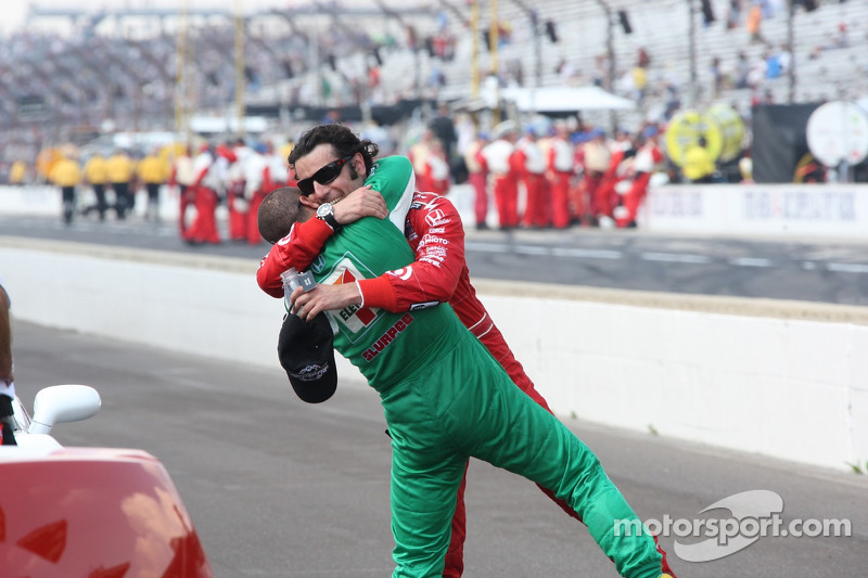 Sieger Dario Franchitti feiert mit Tony Kanaan