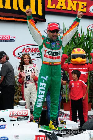 Victory lane: race winner Tony Kanaan, Andretti Autosport