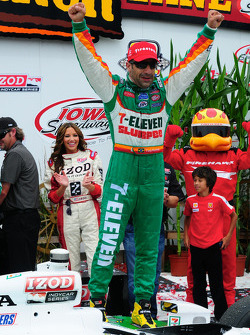 Victory lane: race winner Tony Kanaan, Andretti Autosport