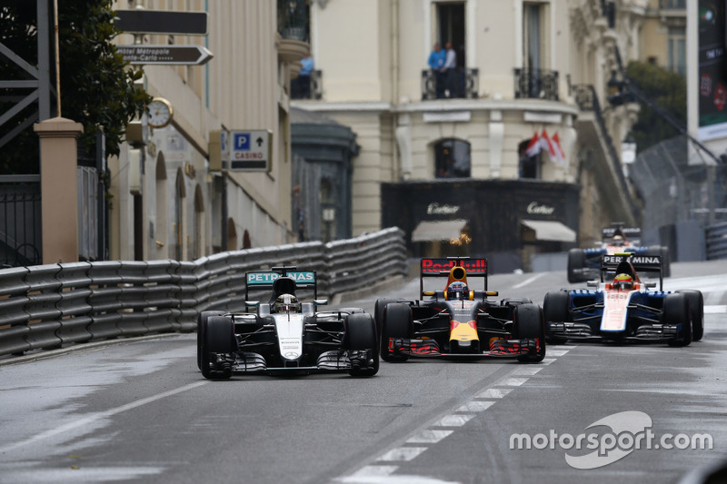 Lewis Hamilton, Mercedes AMG F1 W07 Hybrid memimpin Daniel Ricciardo, Red Bull Racing RB12