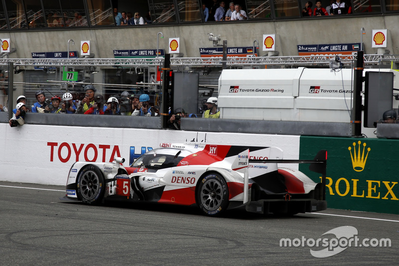 #5 Toyota Racing Toyota TS050 Hybrid: Anthony Davidson, Sébastien Buemi, Kazuki Nakajima se para en la pista en la última vuelta