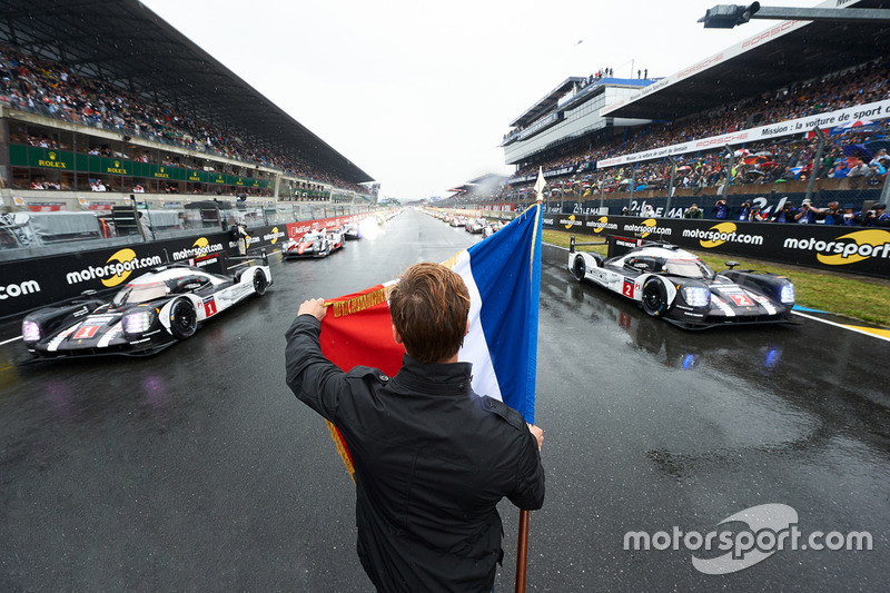 #2 Porsche Team Porsche 919 Hybrid: Romain Dumas, Neel Jani, Marc Lieb and #1 Porsche Team Porsche 919 Hybrid: Timo Bernhard, Mark Webber, Brendon Hartley lead the field to recon lap