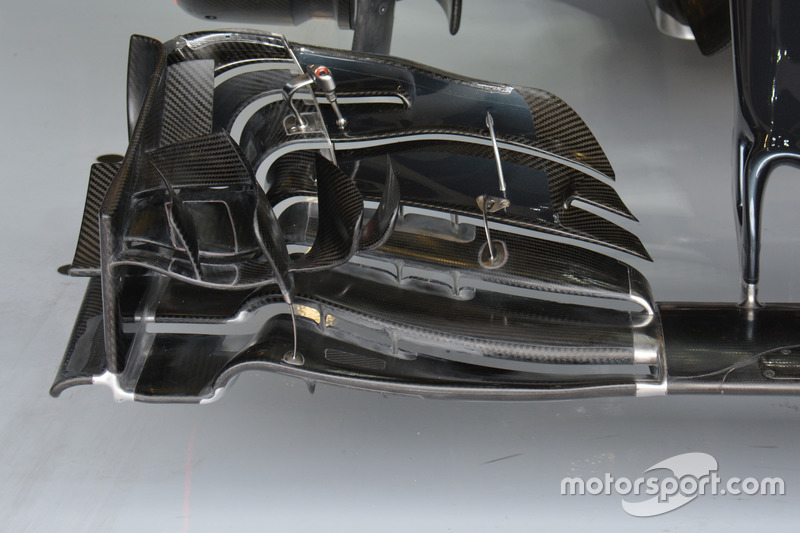 McLaren MP4-31, detalle de ala delantera