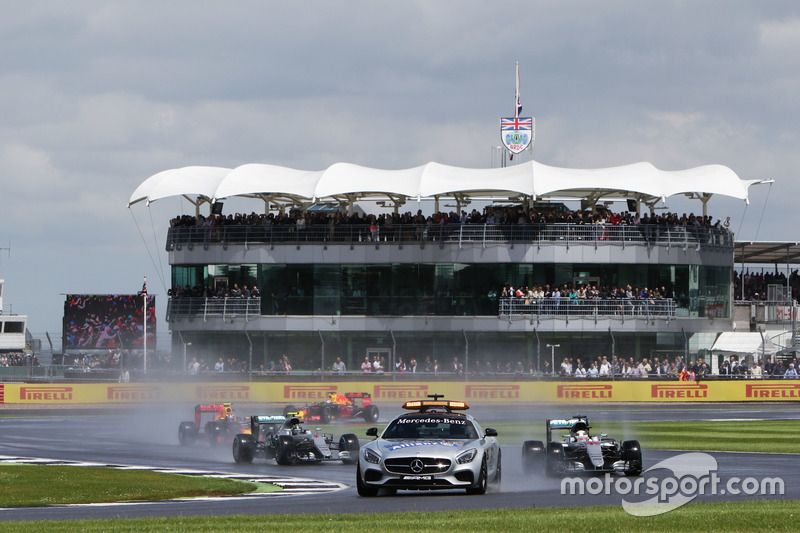 Lewis Hamilton, Mercedes AMG F1 W07 Hybrid al comando dietro alla Safety Car FIA