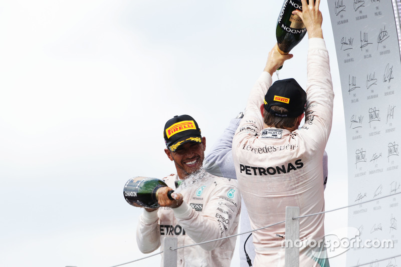 Il vincitore della gara Lewis Hamilton, Mercedes AMG F1 festeggia sul podio con il compagno di squadra Nico Rosberg Mercedes AMG F1
