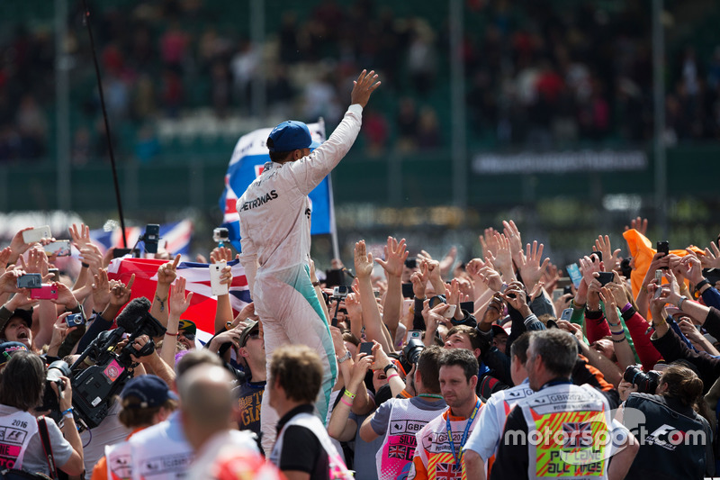 En las cinco primeras carreras, su compañero ganó cuatro y ambos abandonaron la quinta. Ahora, sólo cinco después, están ya casi empatados. Motivo suficiente para celebrar con su gente su cuarta victoria en Silverstone.