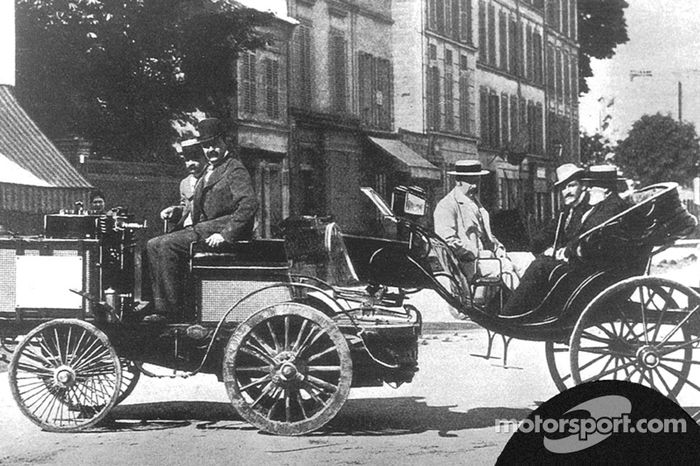 Jules Albert de Dion, vencedor da primeira corrida da história